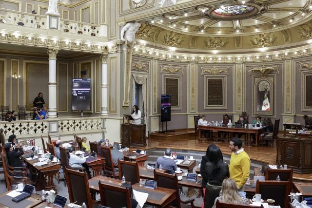 Congreso de Puebla avala donación de 10 centros de salud