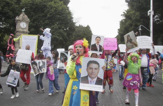 «Eduardo, a machetazos no se gobierna», protestan payasos en Centro