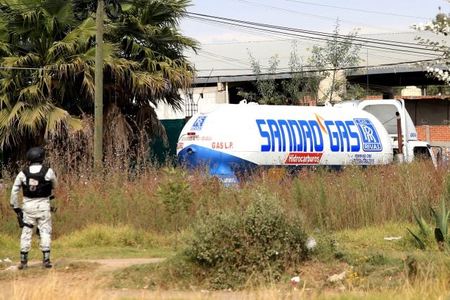 Se enfrentan policías de Coronango y grupo armado por pipa de gas