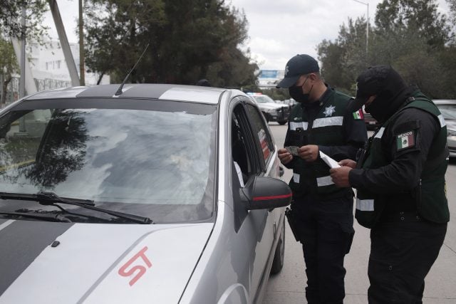 Gobierno de Puebla multa a 500 automovilistas por no cumplir verificación