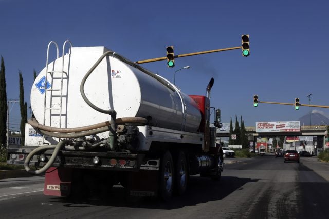 Fluye como el agua negocio de pipas por desabasto en capital poblana