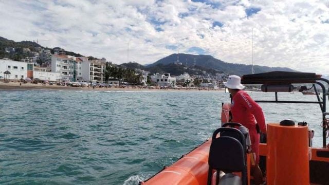 Mar arrastra a dos poblanos en Puerto Vallarta; uno rescatado