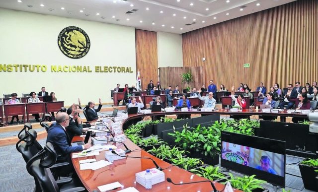 INE aprueba sedes y obligatoriedad de debates presidenciales