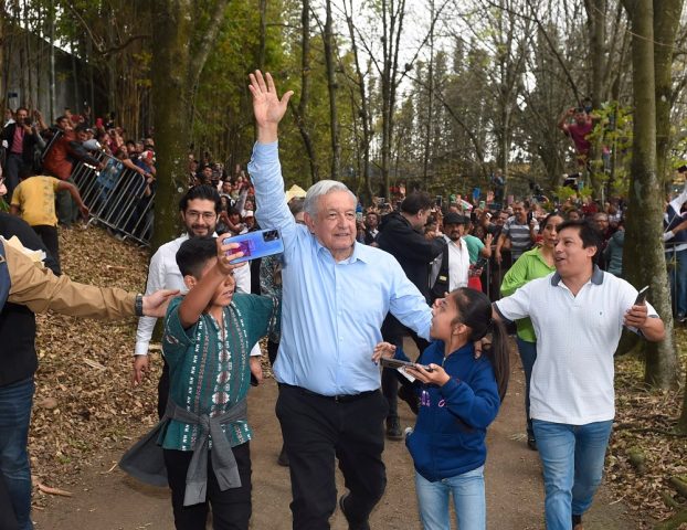 AMLO va por regulaciones en salarios mínimos y pensiones del IMSS