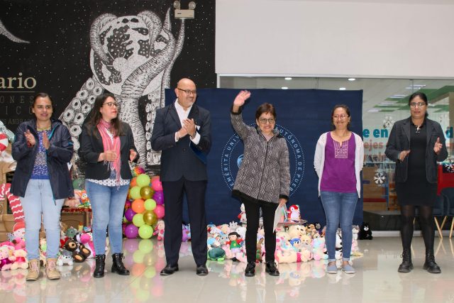 BUAP entrega 550 peluches y 170 cuentos infantiles donados