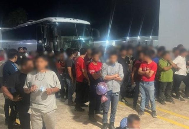 Detienen en Veracruz a 182 migrantes hacinados en autobús