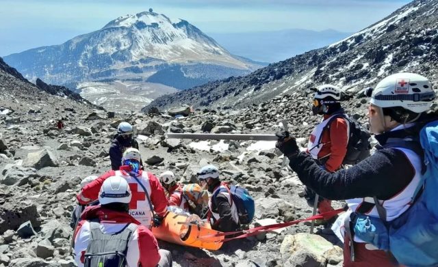 Hallan sin vida al guía de alpinistas perdidos en el Pico de Orizaba