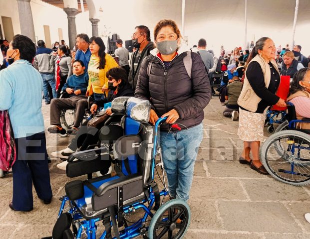 Áxel ¡al fin dará paseos con nuevo regalo!, una silla de ruedas especial