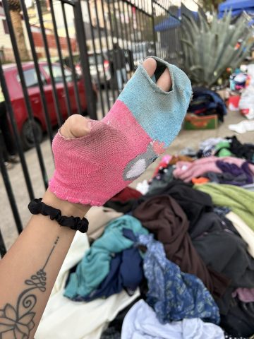 La gente no necesita tu basura: Denuncian ropa en mal estado en centros de acopio