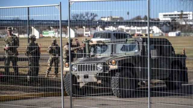 Texas construirá base militar para frenar cruce migratorio desde México