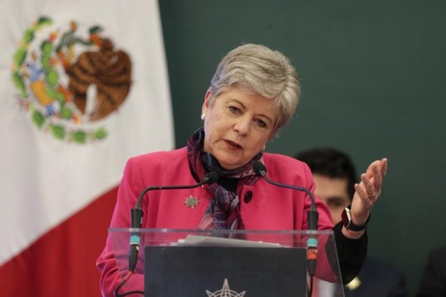 Gobierno de AMLO firma convenio de migración con Venezuela