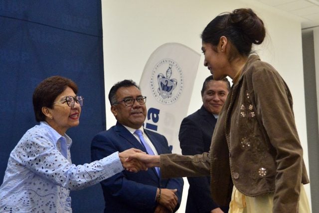 BBVA entrega beca “Chavos que inspiran” a estudiantes BUAP