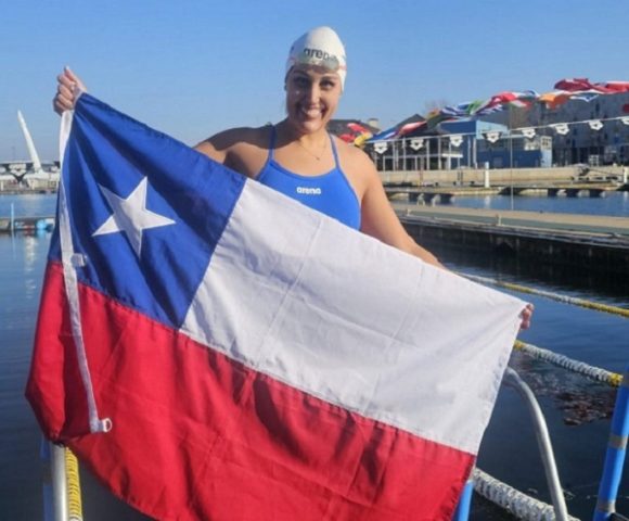 Bárbara Hernández lo hizo otra vez: Nadadora chilena de aguas gélidas es doble campeona del mundo en Estonia