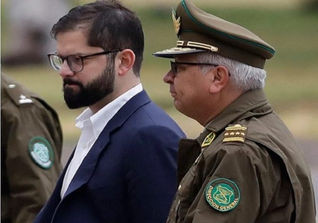 Revelan que general Yáñez no informó a presidente Boric sobre robo frustrado a Inteligencia de Carabineros