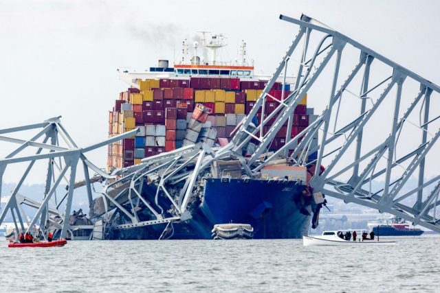 Barco colisiona con principal puente de Baltimore, derribándolo con vehículos | Video