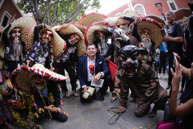 Armenta celebra Día Internacional del Artesano en barrio poblano