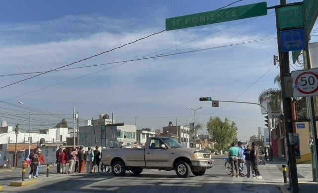 Manifestantes cierran Esteban de Antuñano por falta de agua