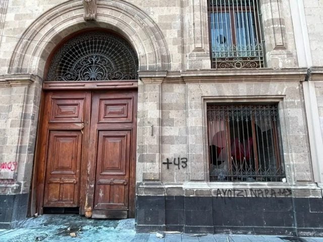 Presuntos normalistas de Ayotzinapa irrumpen en Palacio Nacional durante mañanera de AMLO