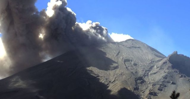 Ceniza cubre 16 municipios poblanos tras intensa actividad del Popocatépetl