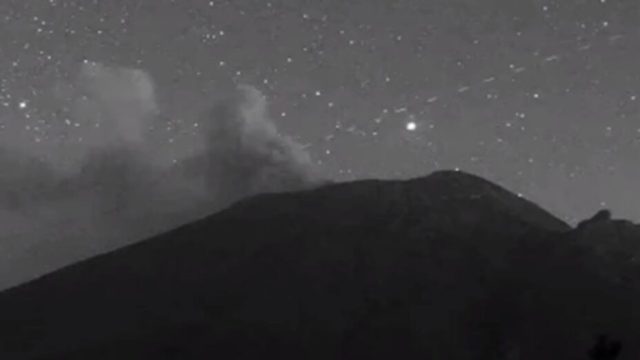 Captan misteriosas luces sobre el volcán Popocatépetl ¿serán ovnis? |Video