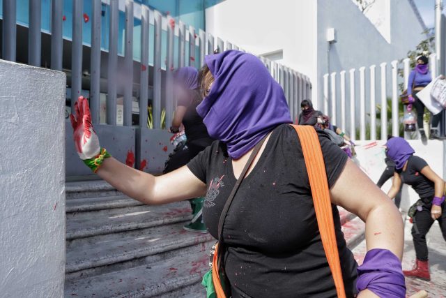 Presidente invita a mujeres a realizar protesta pacífica en 8M