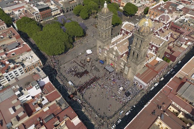 Arzobispo y Céspedes recorren la procesión con miles de católicos en Puebla