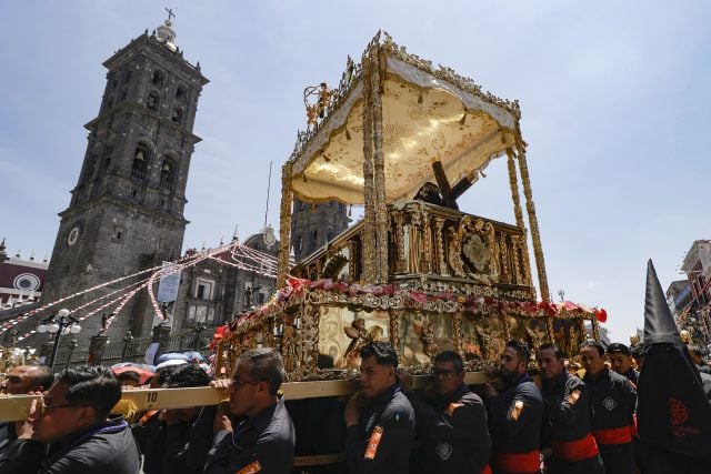 Cientos agradecen, piden y siguen al Señor de las Maravillas en la procesión