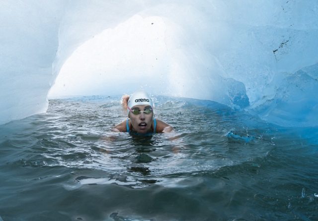 Estreno del documental “Sirena de Hielo”: La hazaña récord del mundo en la Antártida de la nadadora chilena Bárbara Hernández