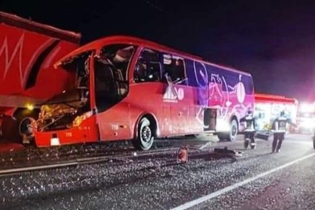 Choque entre tráiler y autobús Audi deja cinco trabajadores heridos