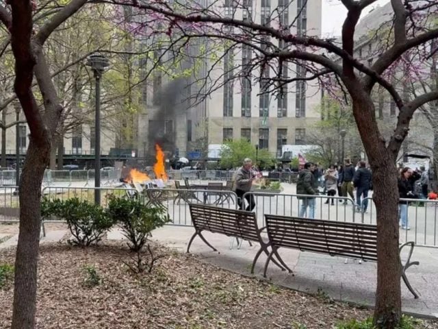 Hombre se prende fuego en tribunal donde se juzga a Trump | Video