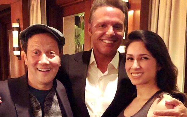 Rob Schneider y su esposa disfrutan del concierto de Luis Miguel