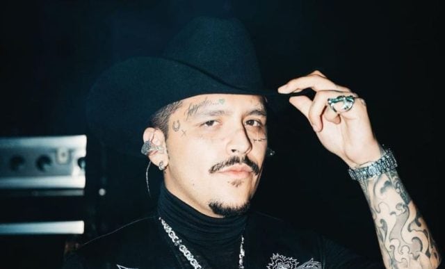 Christian Nodal deslumbra con reloj y Ferrari de lujo