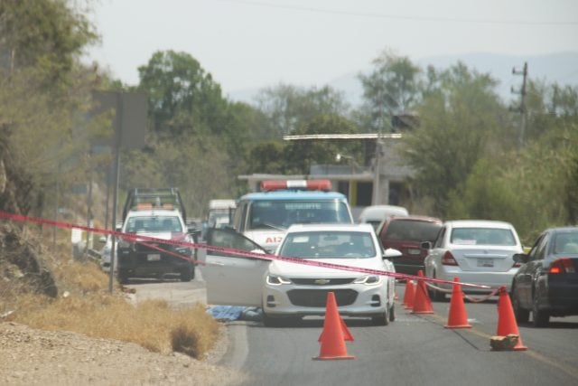 Balean automóvil en la carretera Amatitlán de Azueta-Acatlán de Osorio