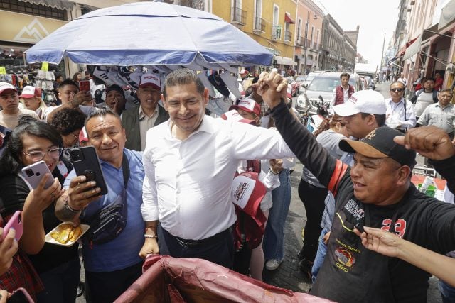 Alejandro Armenta se reúne con ambulantes y promete regulación