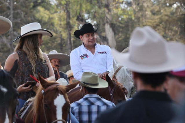 Armenta escucha propuestas de la gente en Acajete durante cabalgata