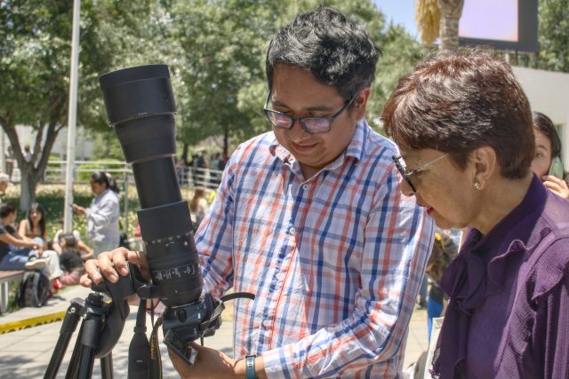 Así disfrutaron el eclipse universitarios de la BUAP y Lilia Cedillo