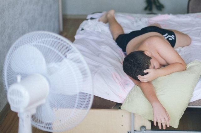 Dormir con ventilador; ventajas y desventajas para un descanso fresco