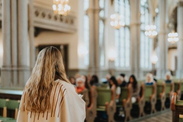 Iglesia atrae jóvenes con misa y música de Taylor Swift