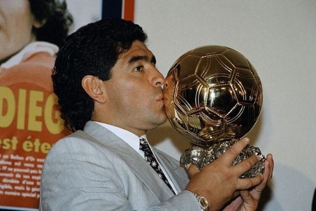 Subastan el balón de oro de Maradona por fallos legales