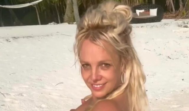 Britney Spears posa desnuda y considera inyecciones para su trasero | Video