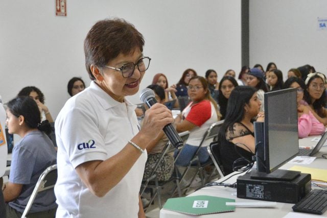 Lilia Cedillo visita a estudiantes durante examen de admisión