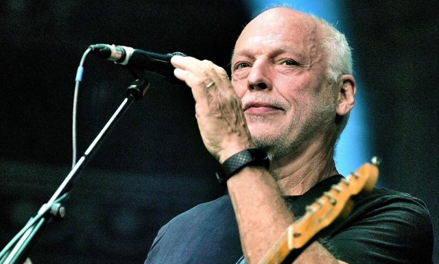 David Gilmour contempla espectáculo de hologramas de Pink Floyd