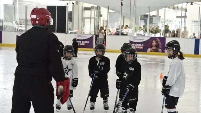 Iniciativas de los Dallas Stars llevan hockey a niños mexicanos