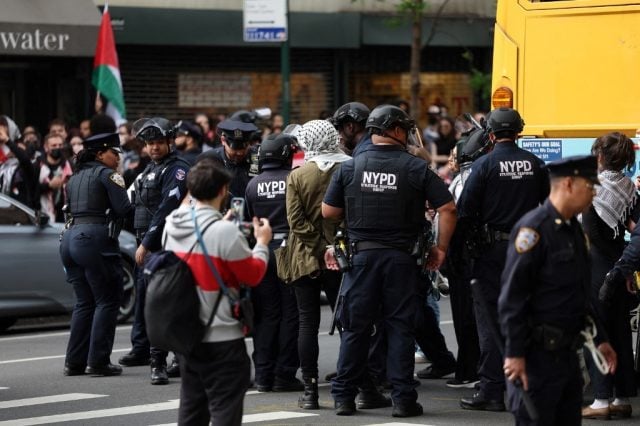 Protesta pro-palestina irrumpe en la Met Gala de Nueva York | Video