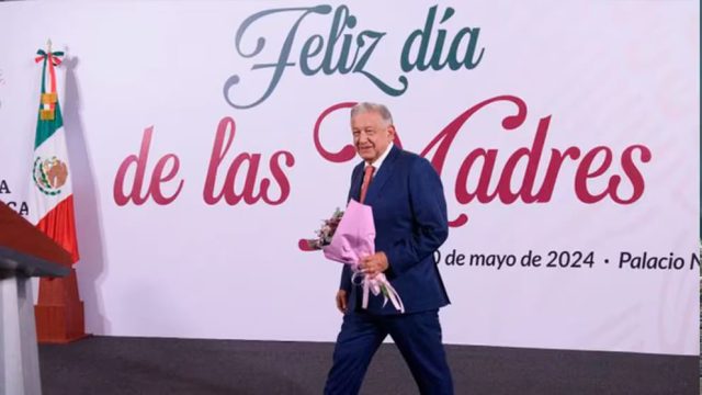 ¿Qué canción conmovió a AMLO durante homenaje del Día de las madres?