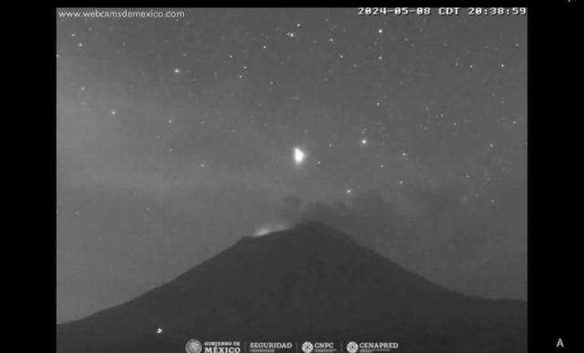 Captan misterioso objeto luminoso cercano del Popocatépetl | Video