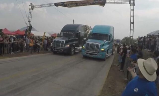 Carrera clandestina de tráileres deja tres muertos en Hidalgo | Video