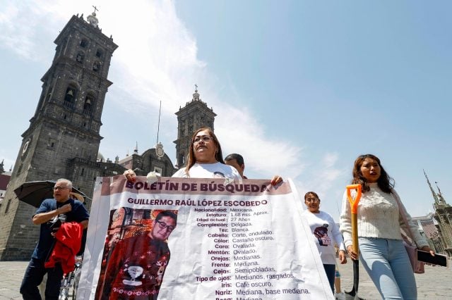 Madres buscadoras no festejan, cambian rosas por palas