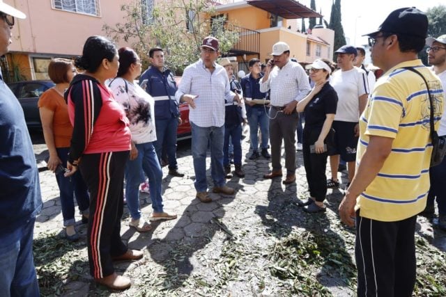 Céspedes recorre zonas afectadas por lluvia y granizo en la capital poblana