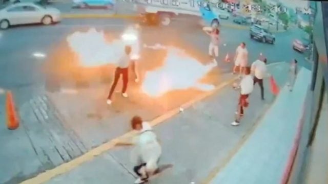 Tragafuegos intenta incendiar a Mariachis en Morelia | Video